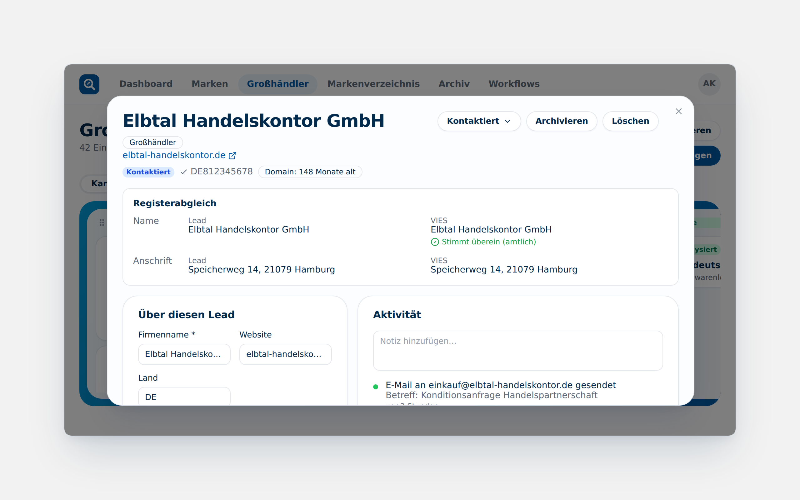 Das Kanban-Board der Großhändler mit Lead-Karten, darüber die geöffnete Detailansicht eines Händlers mit Registerabgleich, Stammdaten und Aktivitätsverlauf.